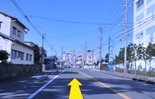 旧道を富士市方面に向かって直進すると、右手にミニストップが見えてきます。