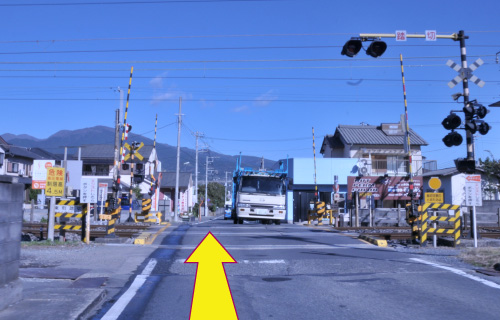 沼津方面に旧道を進むと、「←原駅」の看板が見えるので、すぐの信号を左折します。左角に沼津西病院があります。【旧道から年英堂治療院の方に抜ける道が少ないので注意してください】