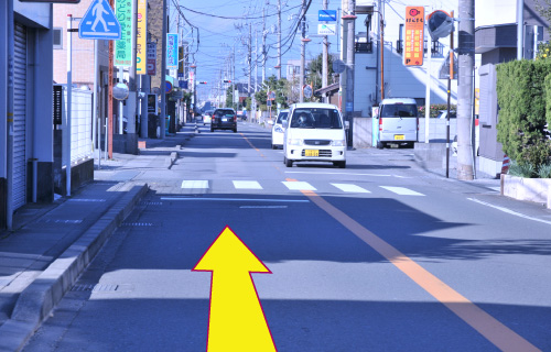 原町幼稚園・保育園の前の横断歩道です。歩行者優先に気をつけて進みましょう。