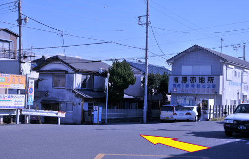 駅を出たらロータリーをやや右手正面の方向に向かいます。原駅では今後ロータリーと道路を拡張していくため、現在は写真の風景とはやや異なっています。