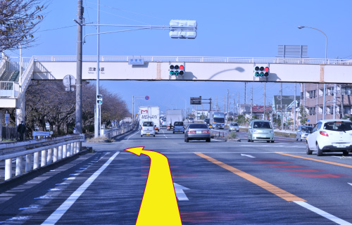 次の信号、歩道橋のある交差点を左折します。（ジョイランドの看板から２つめの信号）