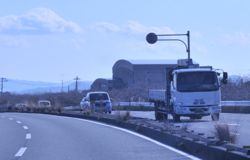 右手に見える建物が「原地区センター」です