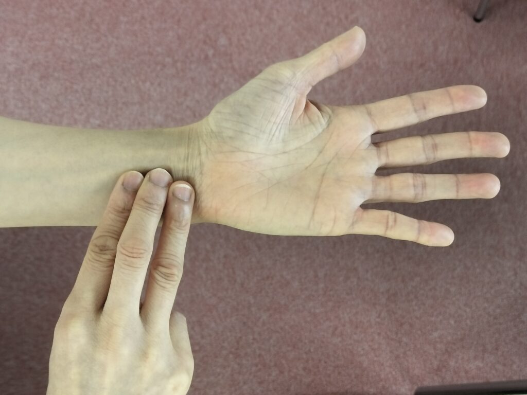 乗り物酔いに効くツボの位置